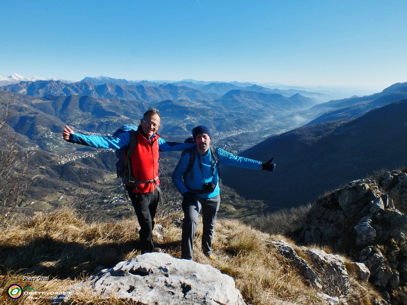 56 Dalla vetta dell'Ocone ampia vista sulla Valle Imagna.JPG